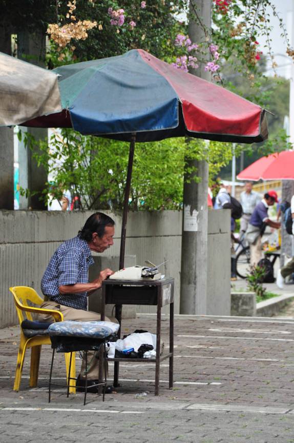 Escrevedor de cartas em praça de Cali, na Colômbia